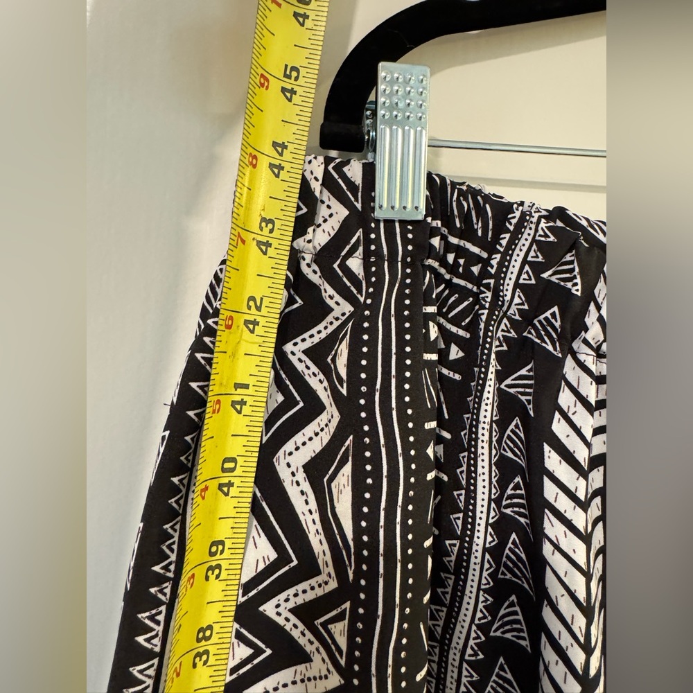 Black and White Patterned Wide-Leg Pants 5x with pockets - Picture 4 of 5